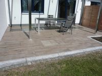 Terrasse-Kermaikplatten_mit_Holzoptik_braun-Graniteinfassung